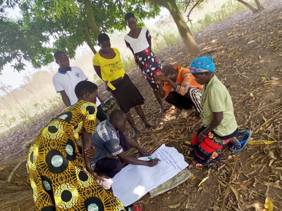 A mixed group parenting session for both men and women in Amuru District, Northern Uganda. Photo: Makerere University CHDC (PfR Project)