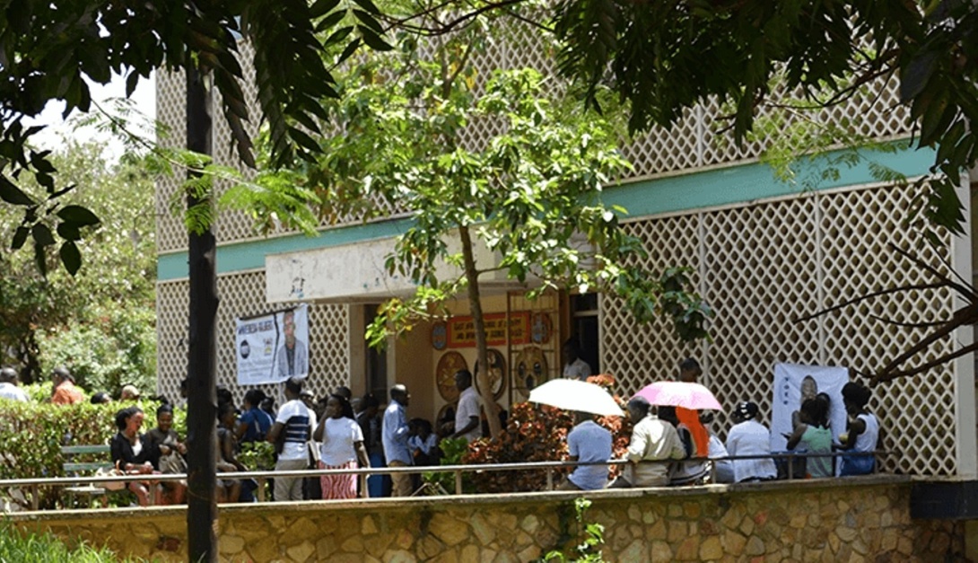 Students relax outside the East African School of Library and Information Science (EASLIS), College of Computing and Information Sciences (CoCIS), Makerere University, Kampala Uganda, East Africa.